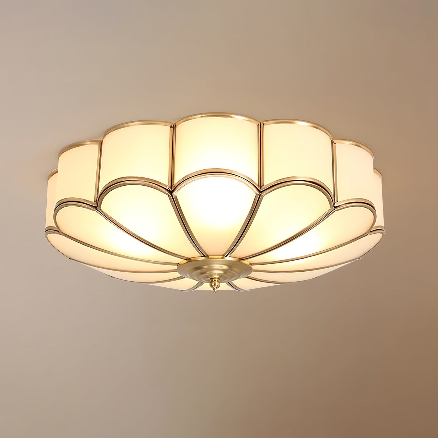 Inbouw Plafondlamp van Glas in Bloemvorm – Messing Afwerking met Luxe Postmoderne Stijl