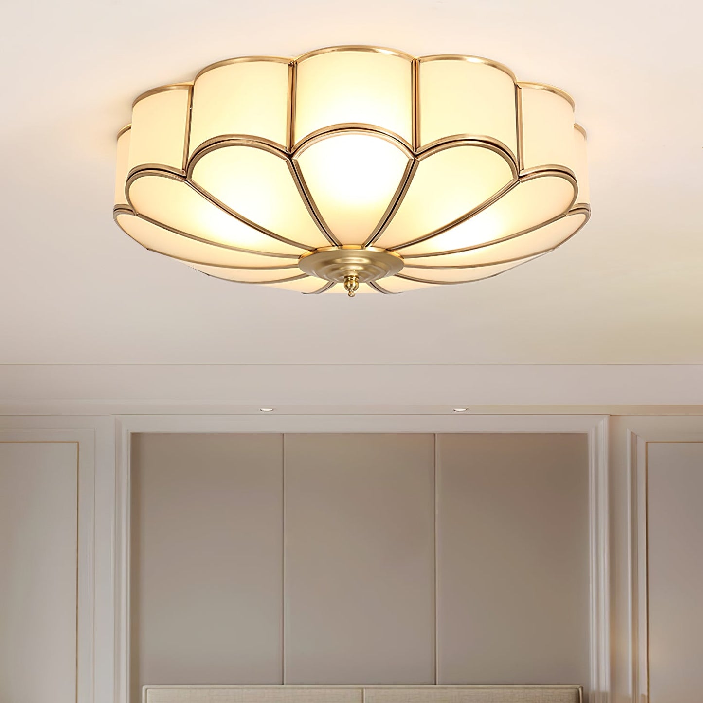 Inbouw Plafondlamp van Glas in Bloemvorm – Messing Afwerking met Luxe Postmoderne Stijl