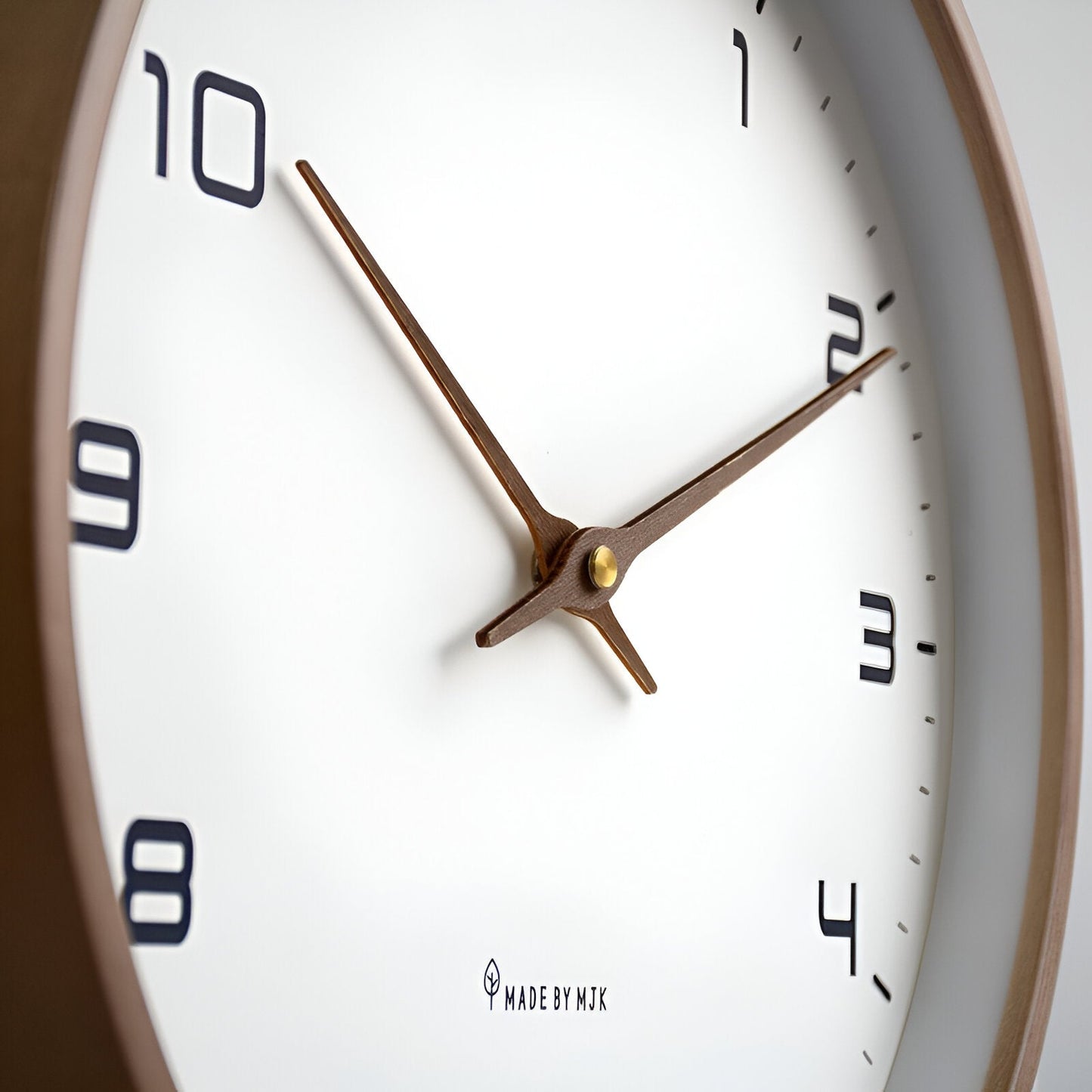 EleQuartz Klok - Ronde Wanduhr - Scandinavische Houten Wanduhr