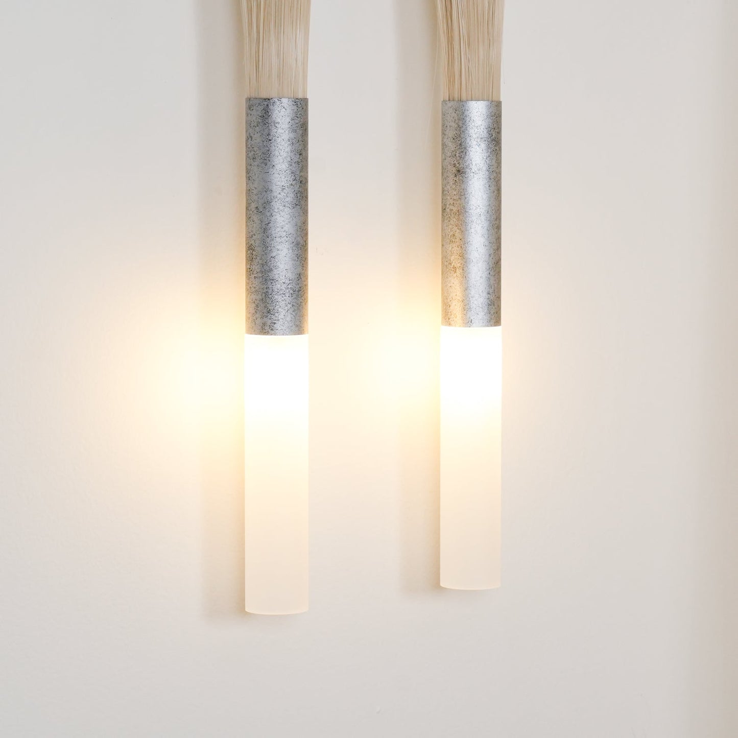 Horsehair Wandlamp – Elegante Wandverlichting met Kwast van Ijzer en Glas