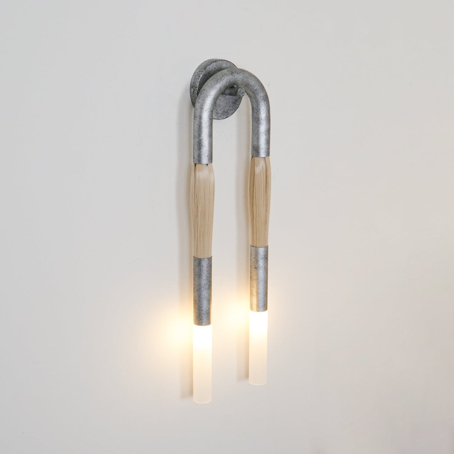 Horsehair Wandlamp – Elegante Wandverlichting met Kwast van Ijzer en Glas