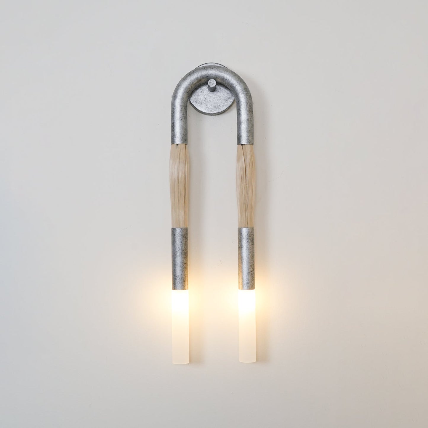 Horsehair Wandlamp – Elegante Wandverlichting met Kwast van Ijzer en Glas