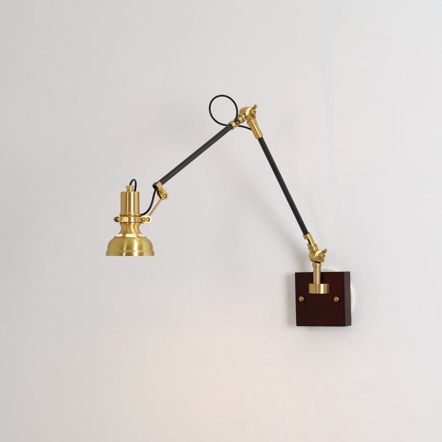 Kane Wandlamp met Zwenkarm – Houten Wandlamp met Messing Afwerking