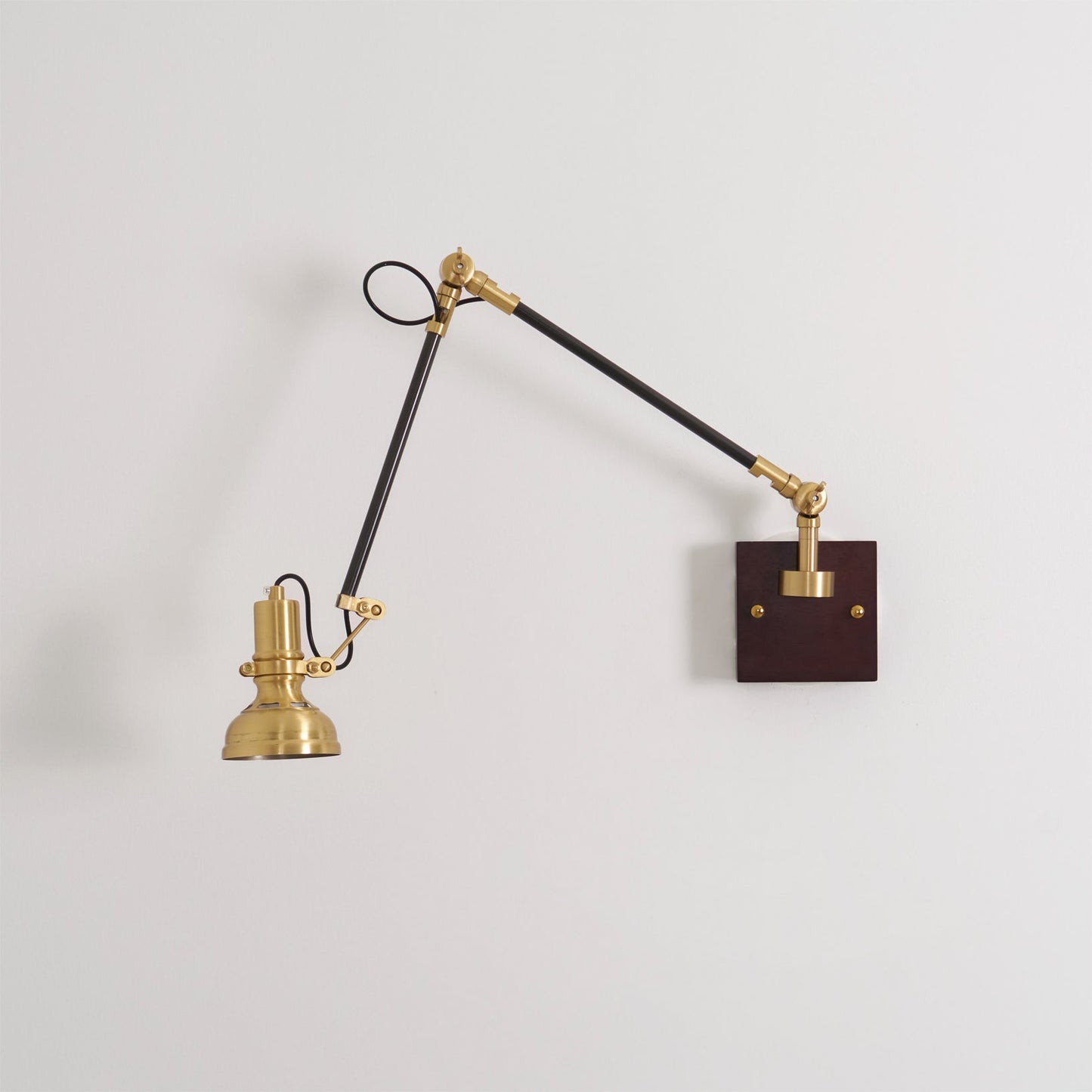 Kane Wandlamp met Zwenkarm – Houten Wandlamp met Messing Afwerking