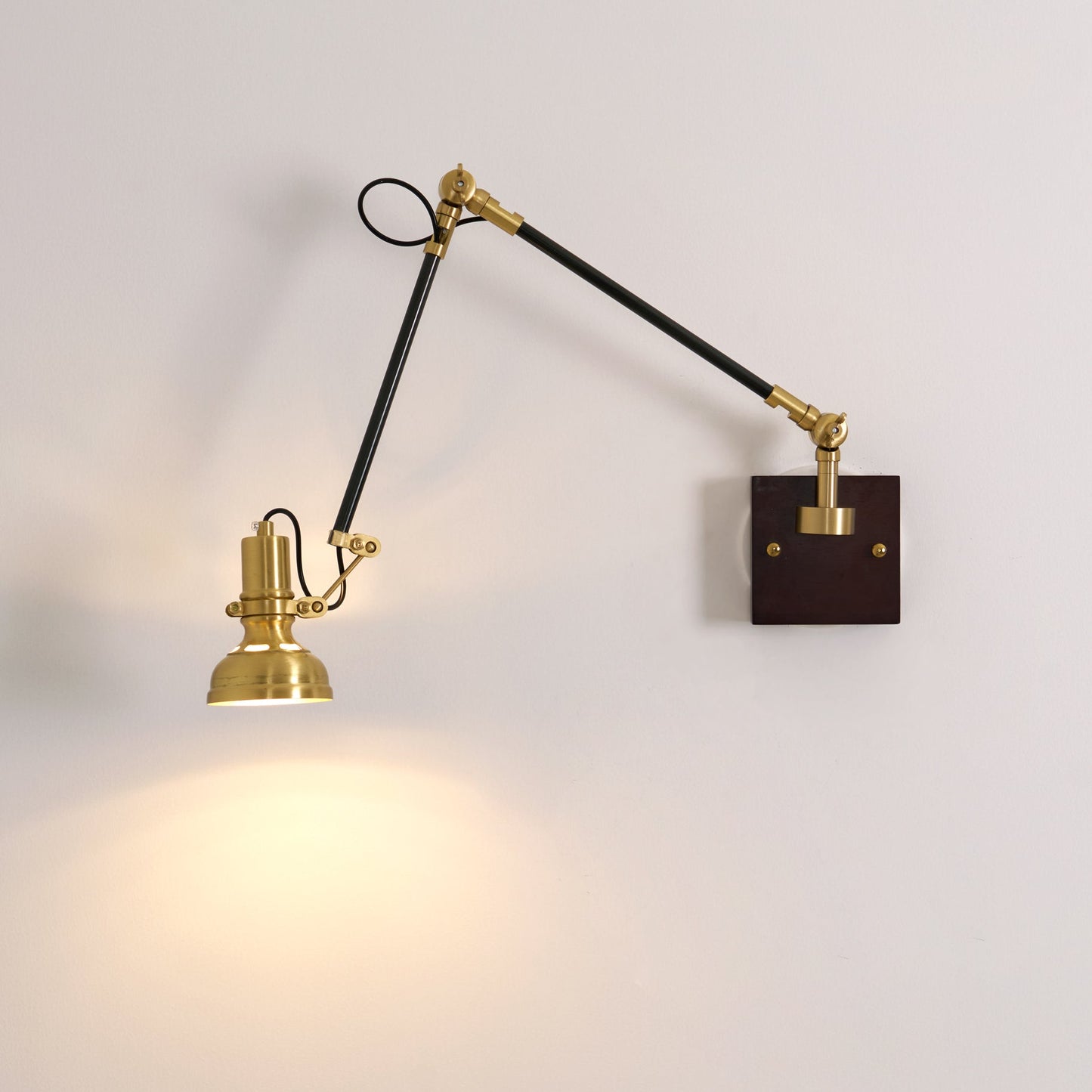 Kane Wandlamp met Zwenkarm – Houten Wandlamp met Messing Afwerking