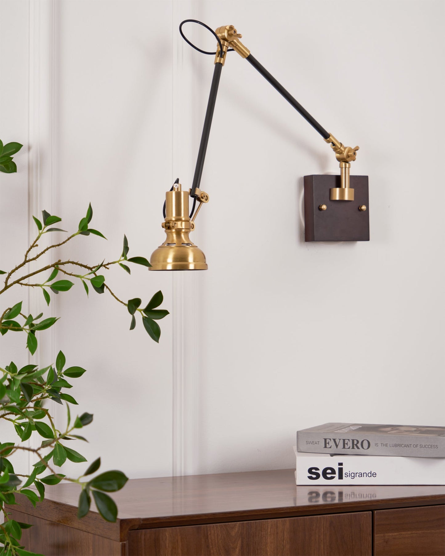 Kane Wandlamp met Zwenkarm – Houten Wandlamp met Messing Afwerking