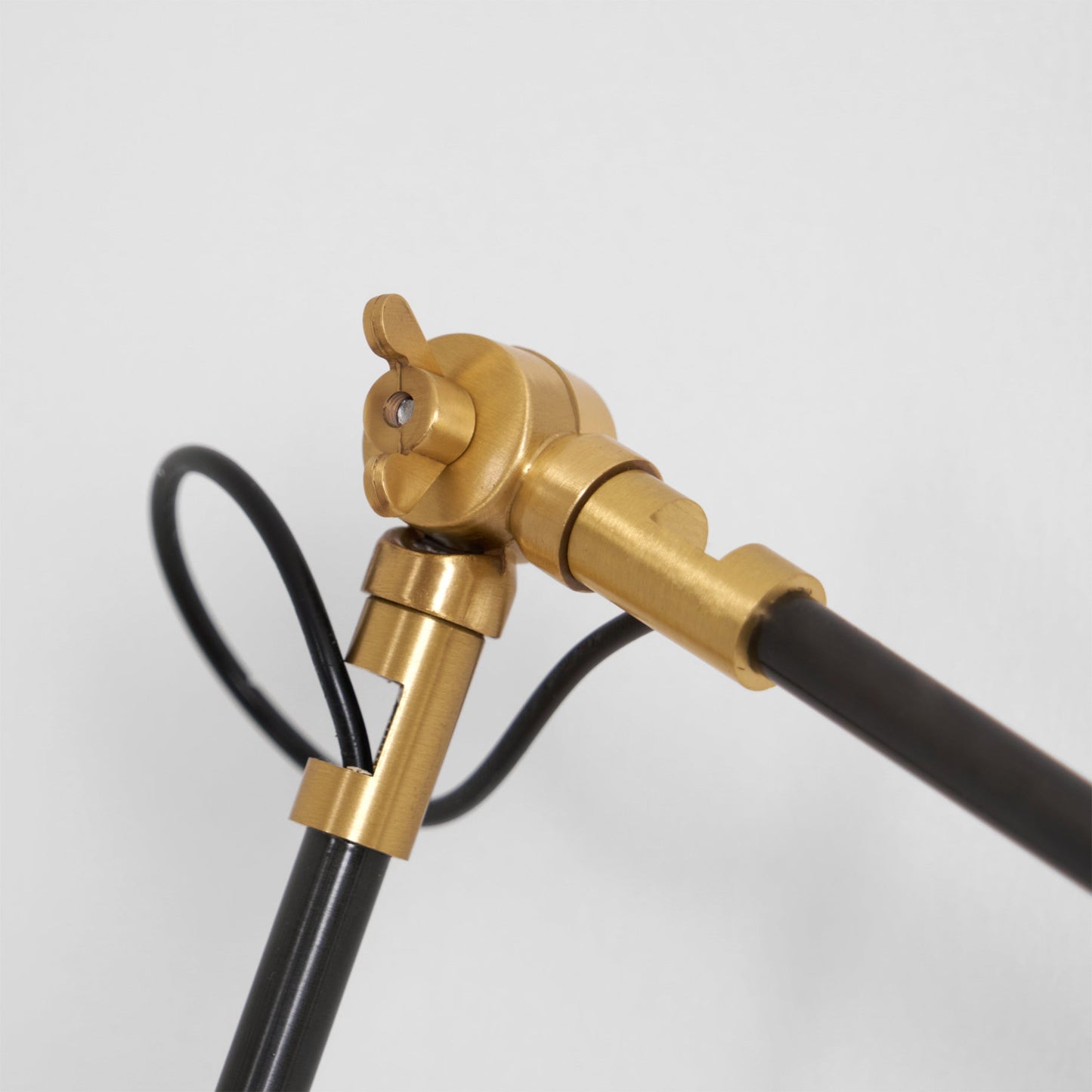 Kane Wandlamp met Zwenkarm – Houten Wandlamp met Messing Afwerking