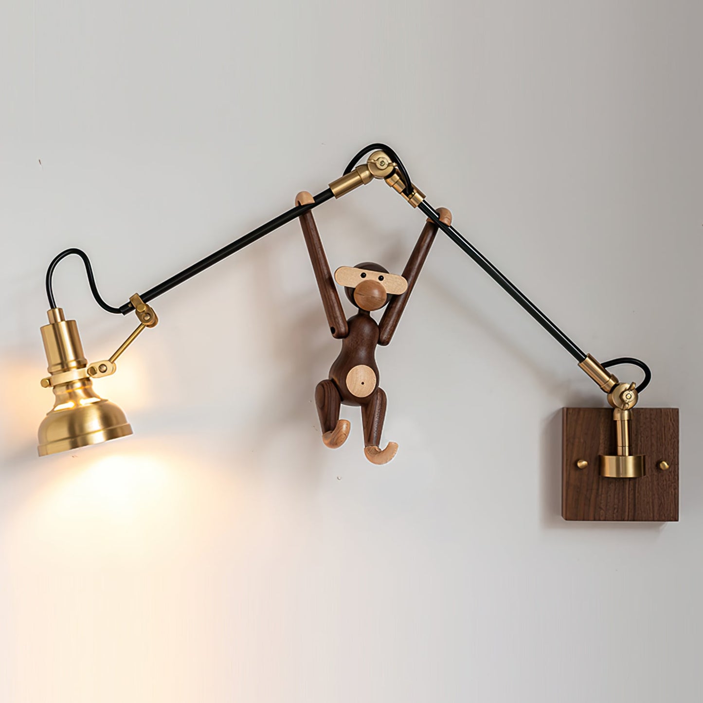 Kane Wandlamp met Zwenkarm – Houten Wandlamp met Messing Afwerking