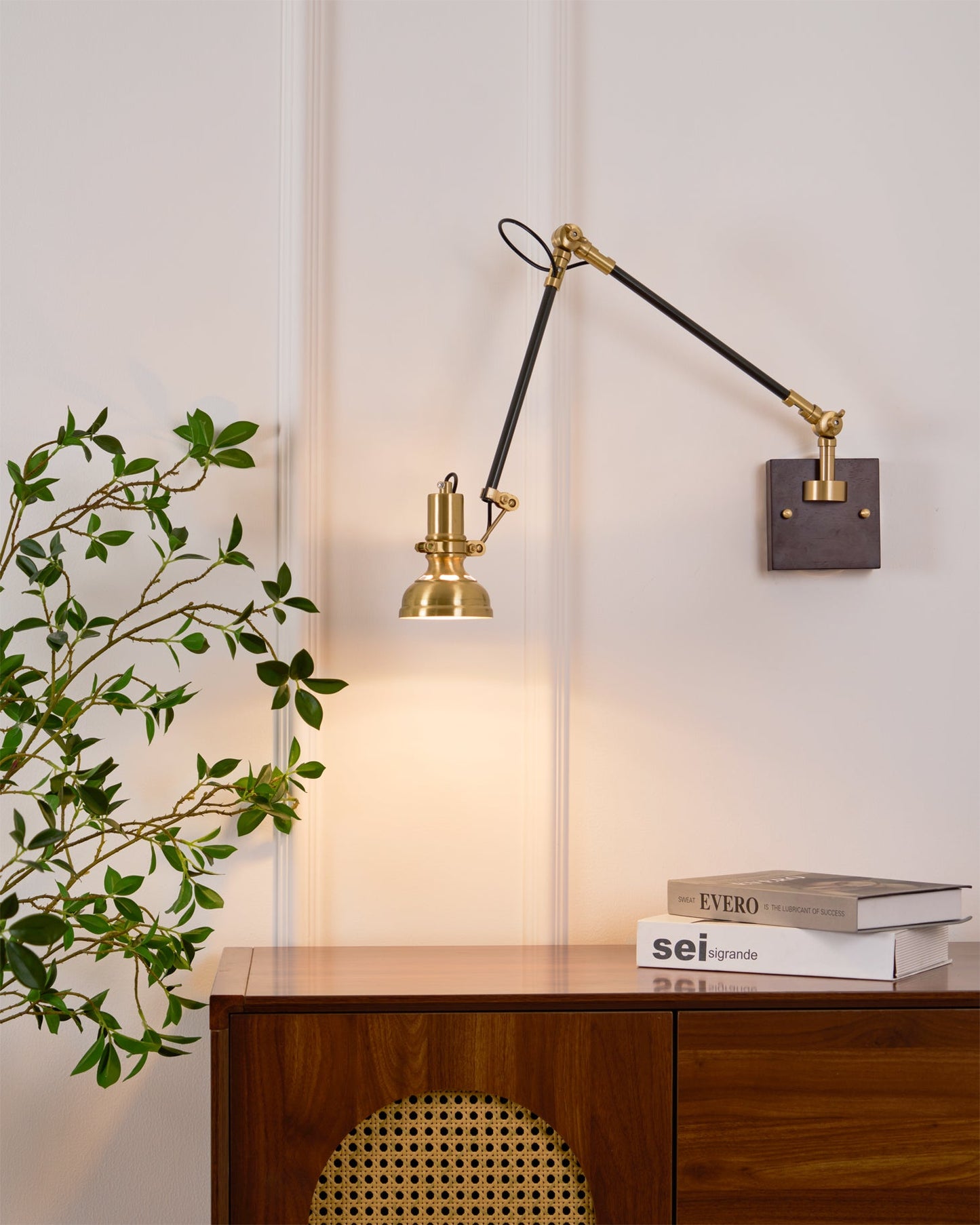 Kane Wandlamp met Zwenkarm – Houten Wandlamp met Messing Afwerking