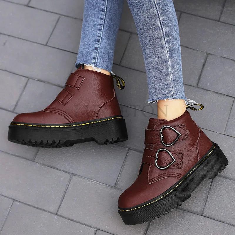 Damen Knöchelstiefel mit herzförmigen Schnallen – bequem & stilvoll