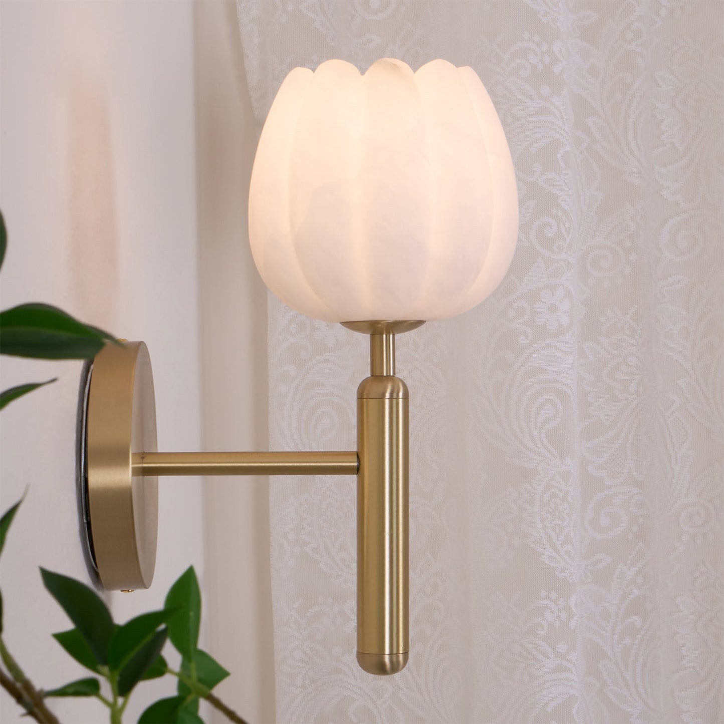 Mian – Wandlamp van Messing met Alabaster Bloem