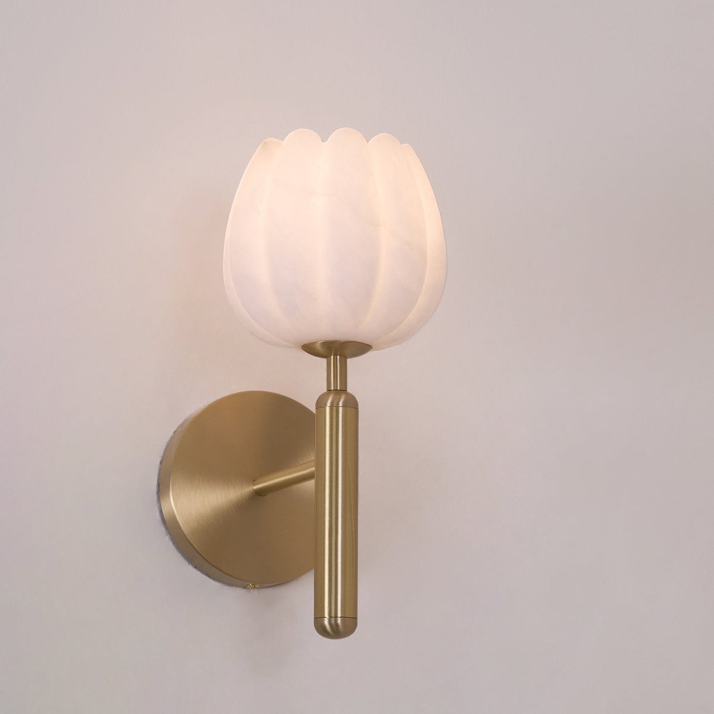 Mian – Wandlamp van Messing met Alabaster Bloem