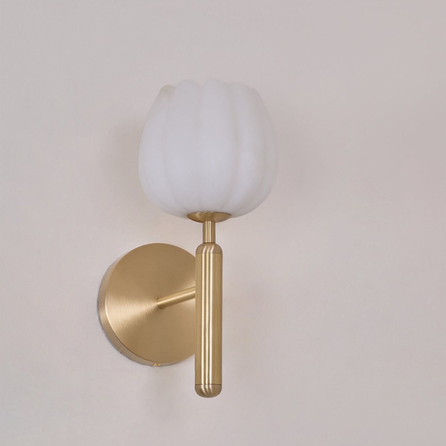 Mian – Wandlamp van Messing met Alabaster Bloem