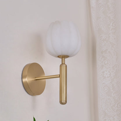 Mian – Wandlamp van Messing met Alabaster Bloem