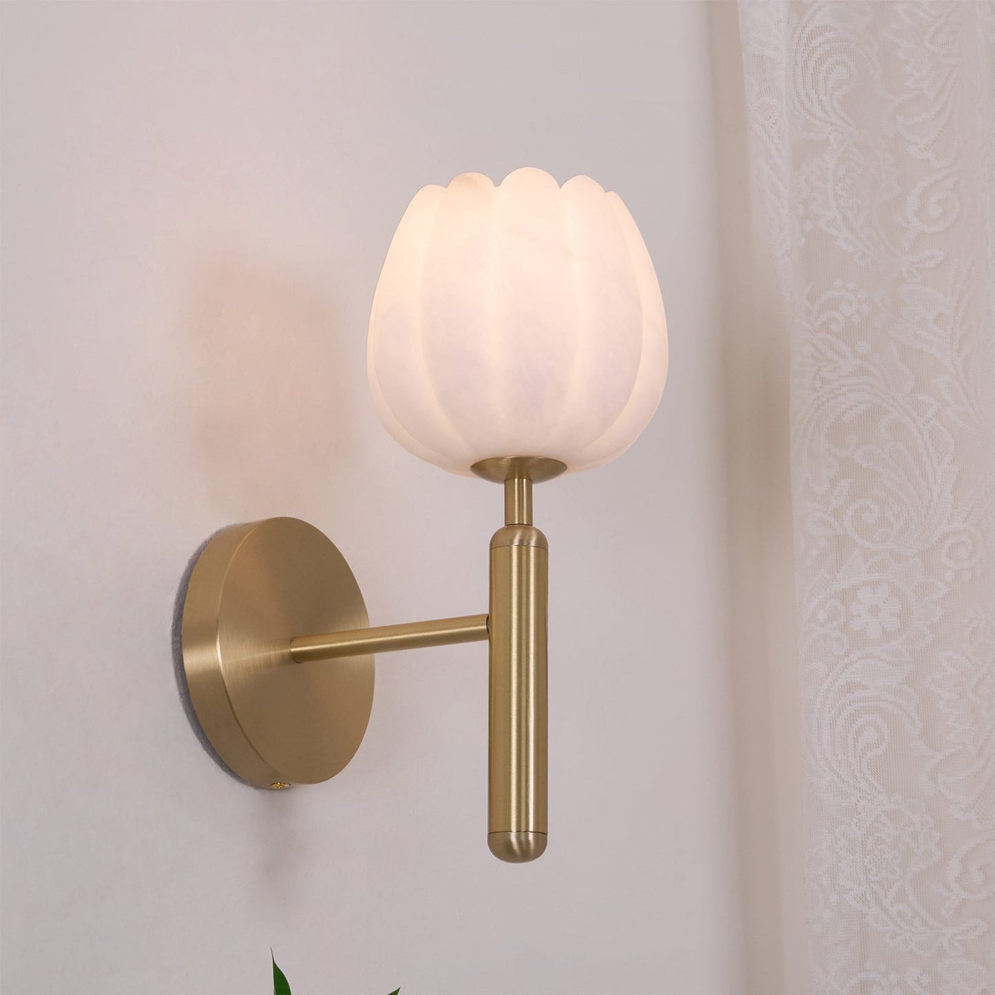 Mian – Wandlamp van Messing met Alabaster Bloem