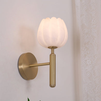 Mian – Wandlamp van Messing met Alabaster Bloem