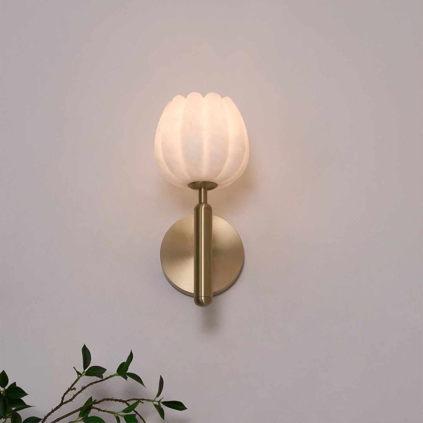 Mian – Wandlamp van Messing met Alabaster Bloem