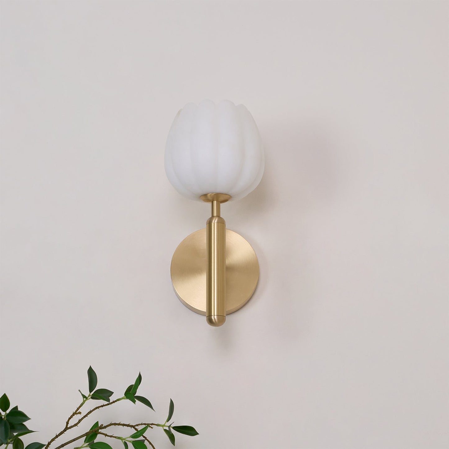 Mian – Wandlamp van Messing met Alabaster Bloem