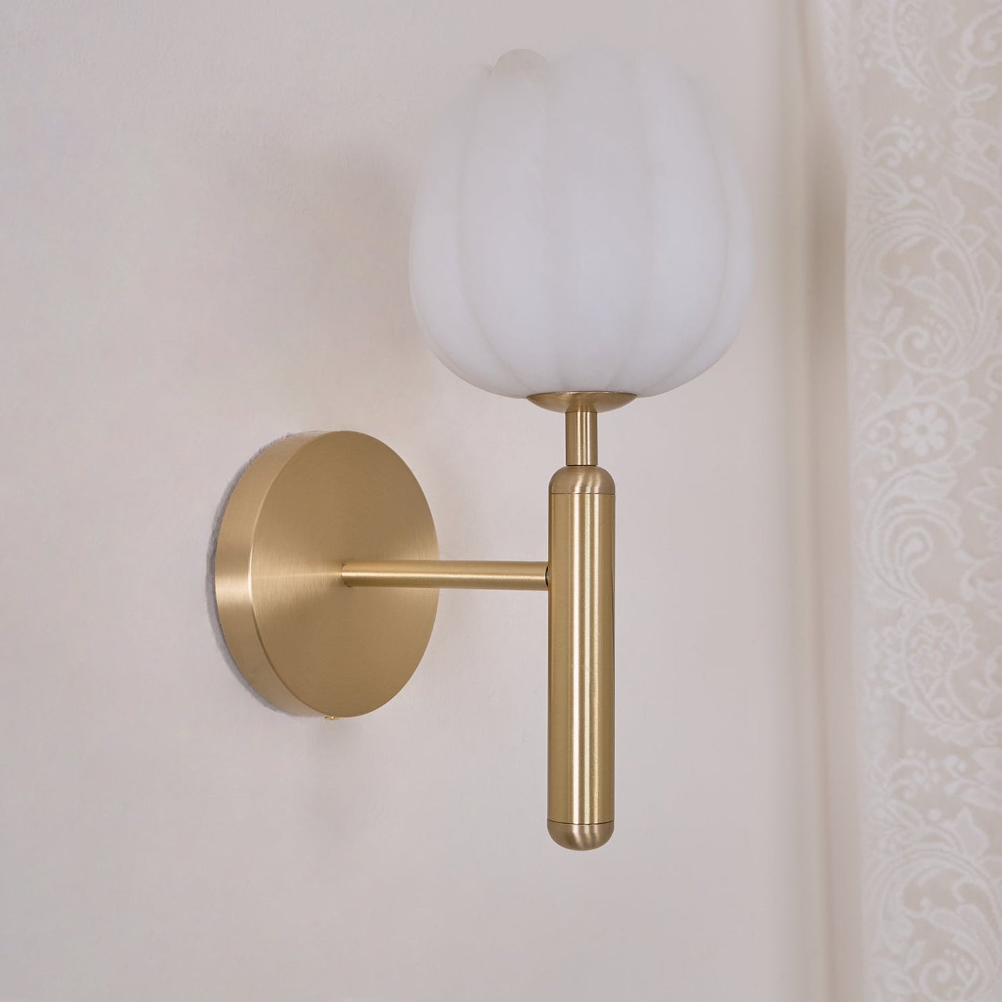Mian – Wandlamp van Messing met Alabaster Bloem