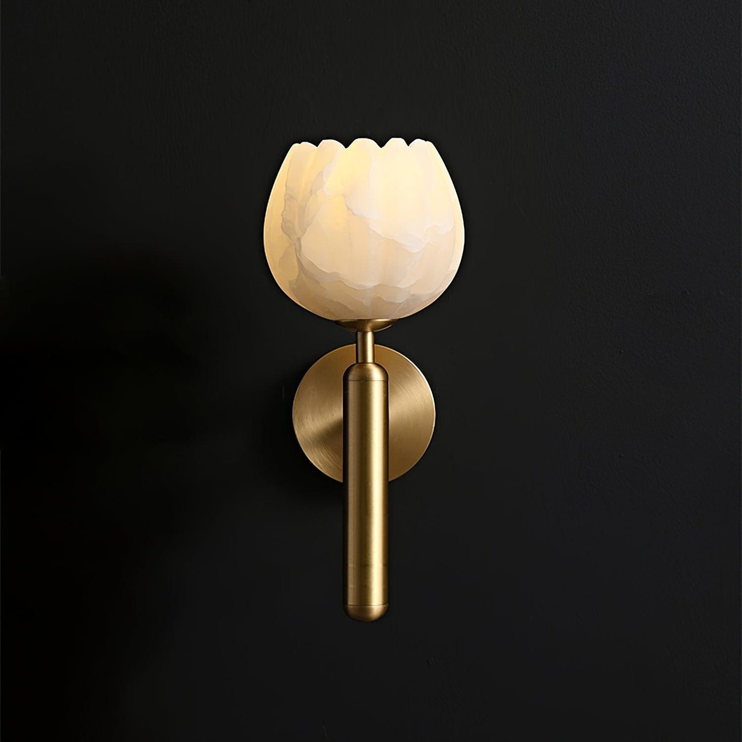 Mian – Wandlamp van Messing met Alabaster Bloem