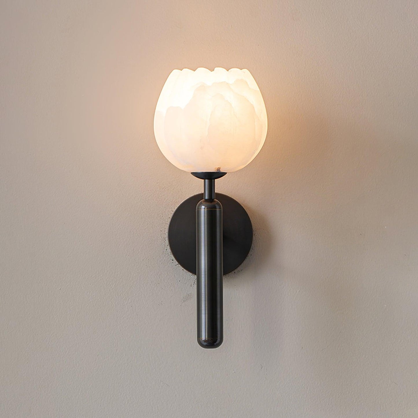Mian – Wandlamp van Messing met Alabaster Bloem