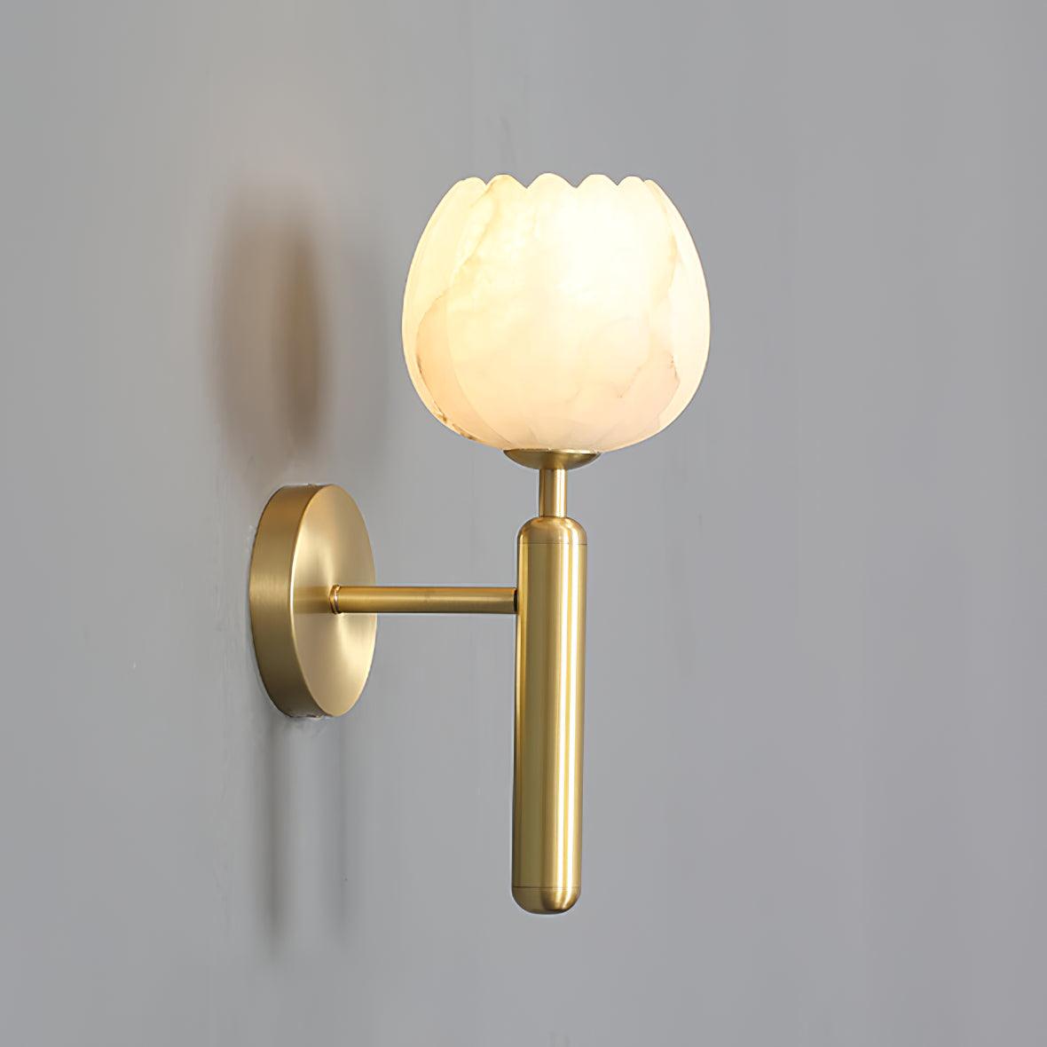 Mian – Wandlamp van Messing met Alabaster Bloem