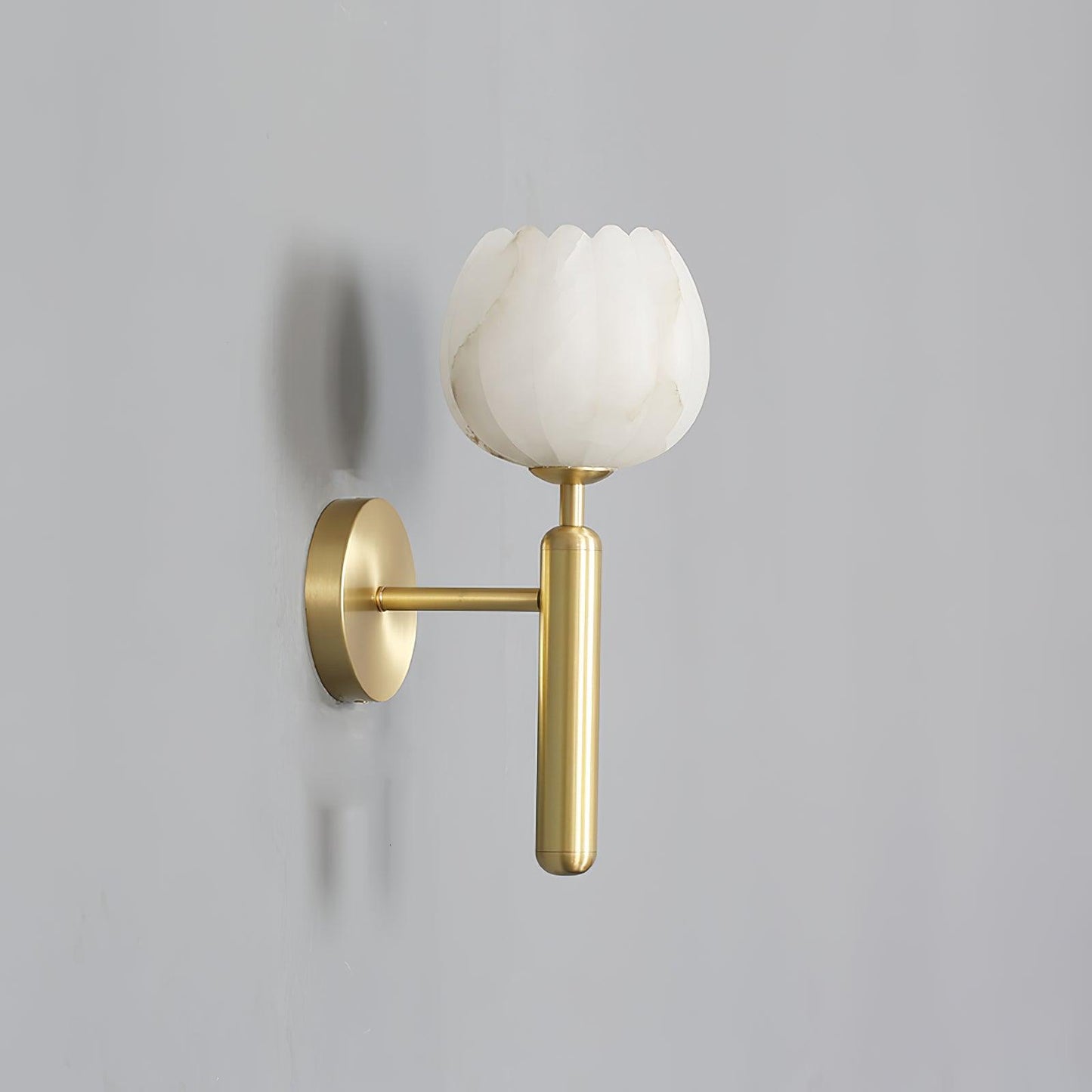 Mian – Wandlamp van Messing met Alabaster Bloem