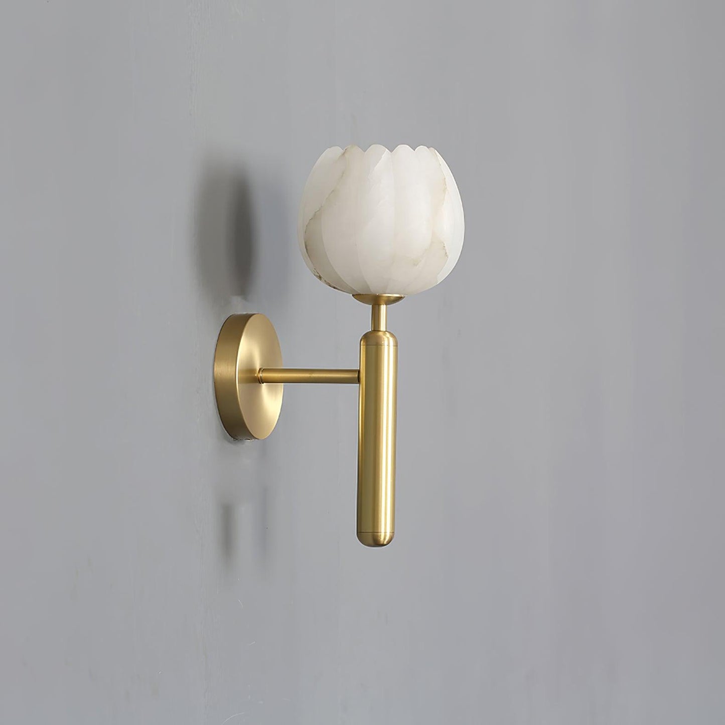 Mian – Wandlamp van Messing met Alabaster Bloem