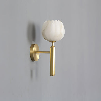 Mian – Wandlamp van Messing met Alabaster Bloem