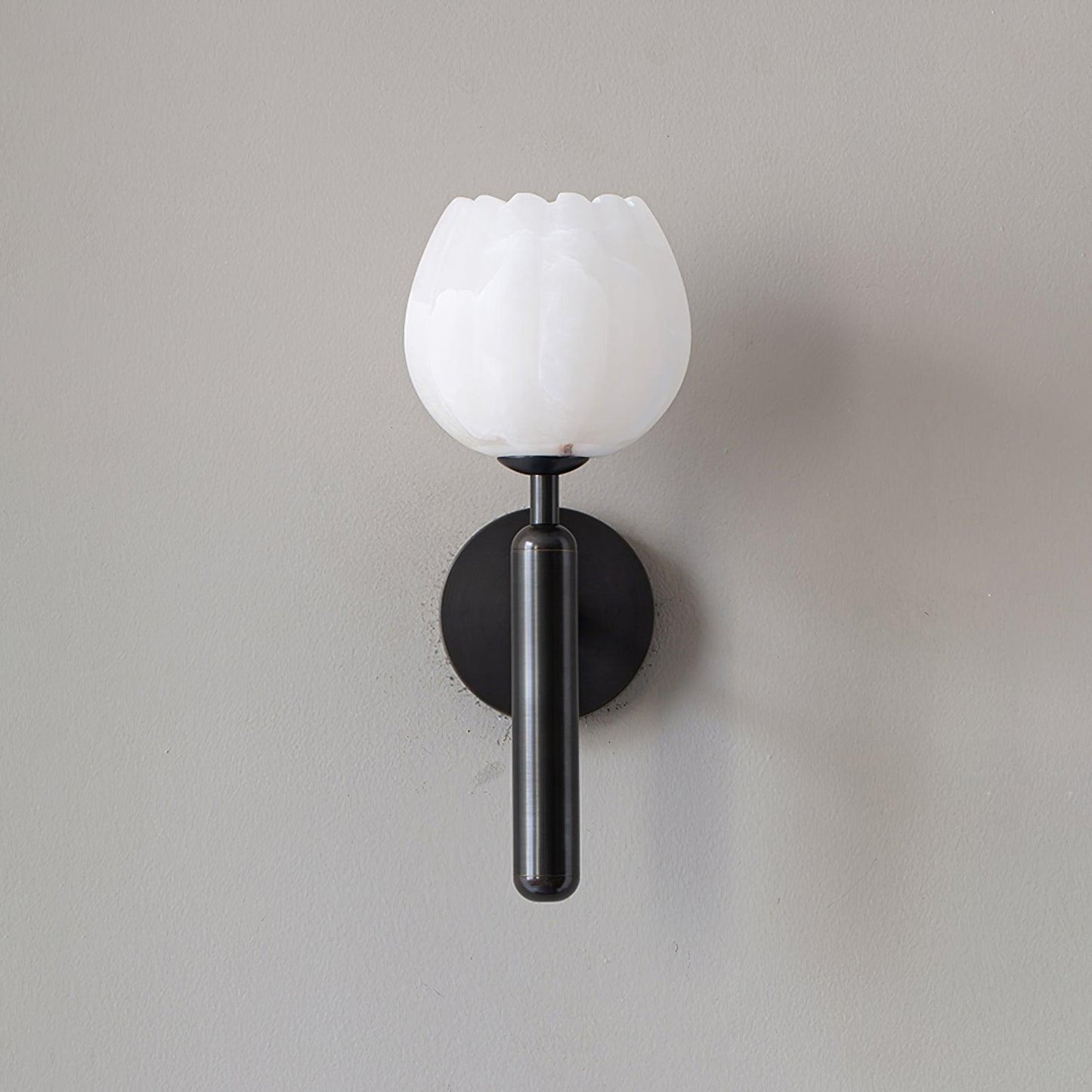 Mian – Wandlamp van Messing met Alabaster Bloem