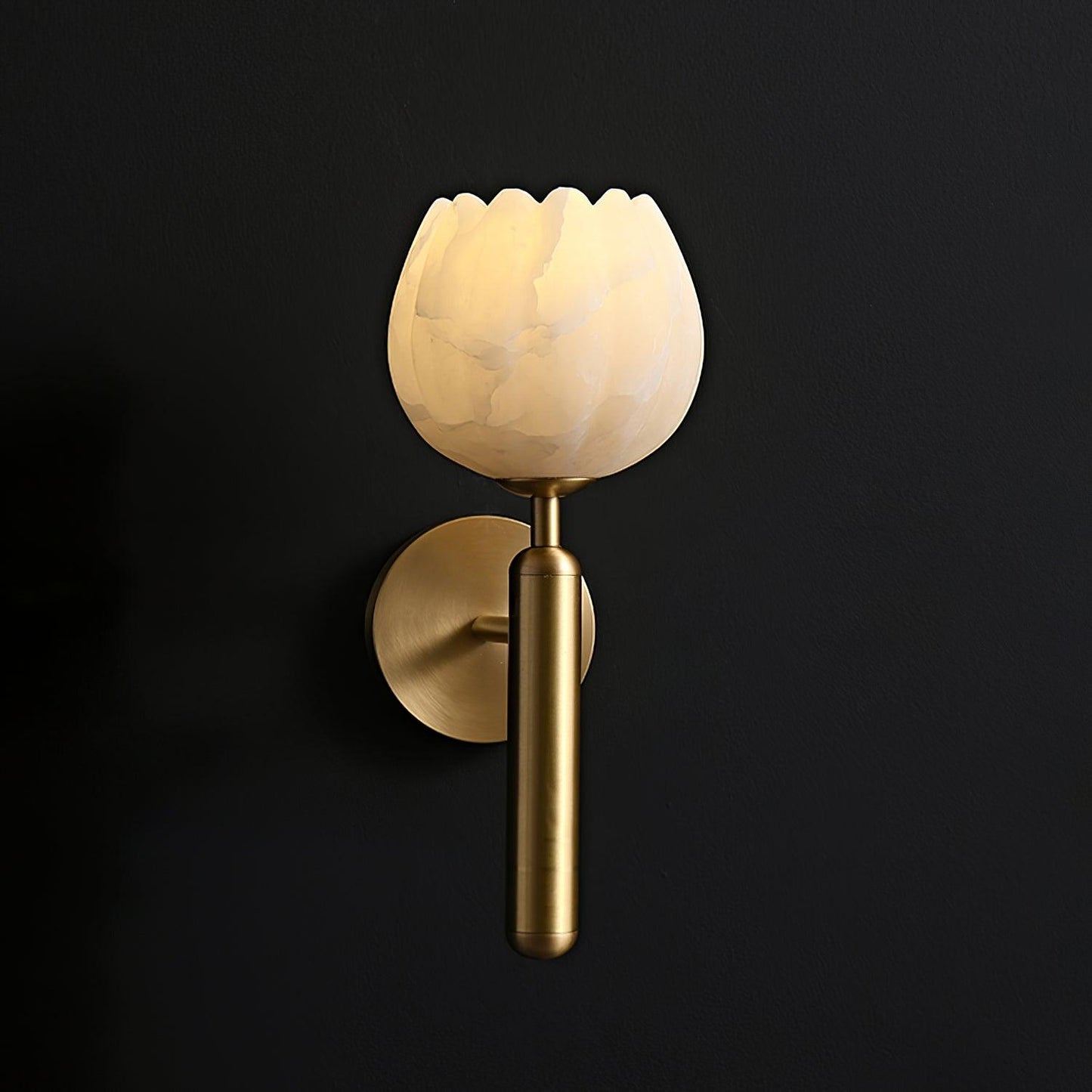 Mian – Wandlamp van Messing met Alabaster Bloem
