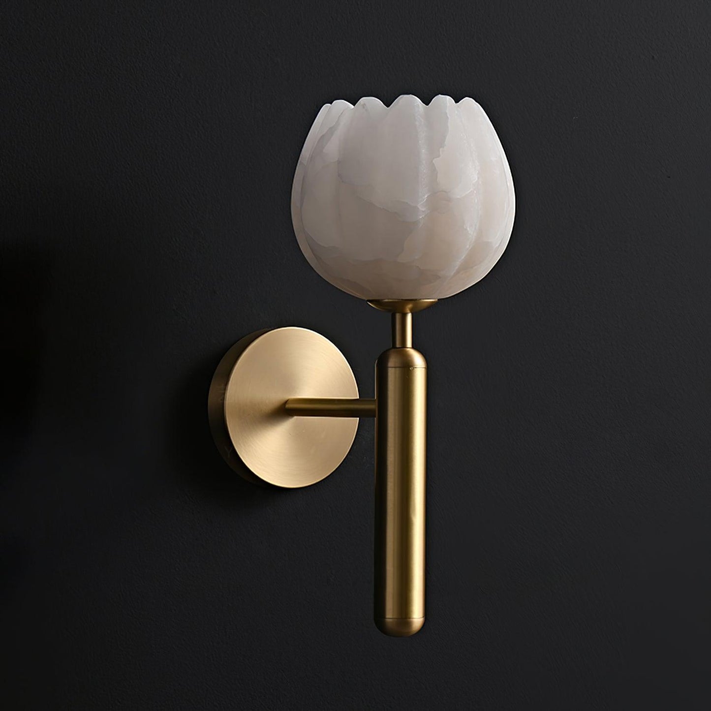 Mian – Wandlamp van Messing met Alabaster Bloem
