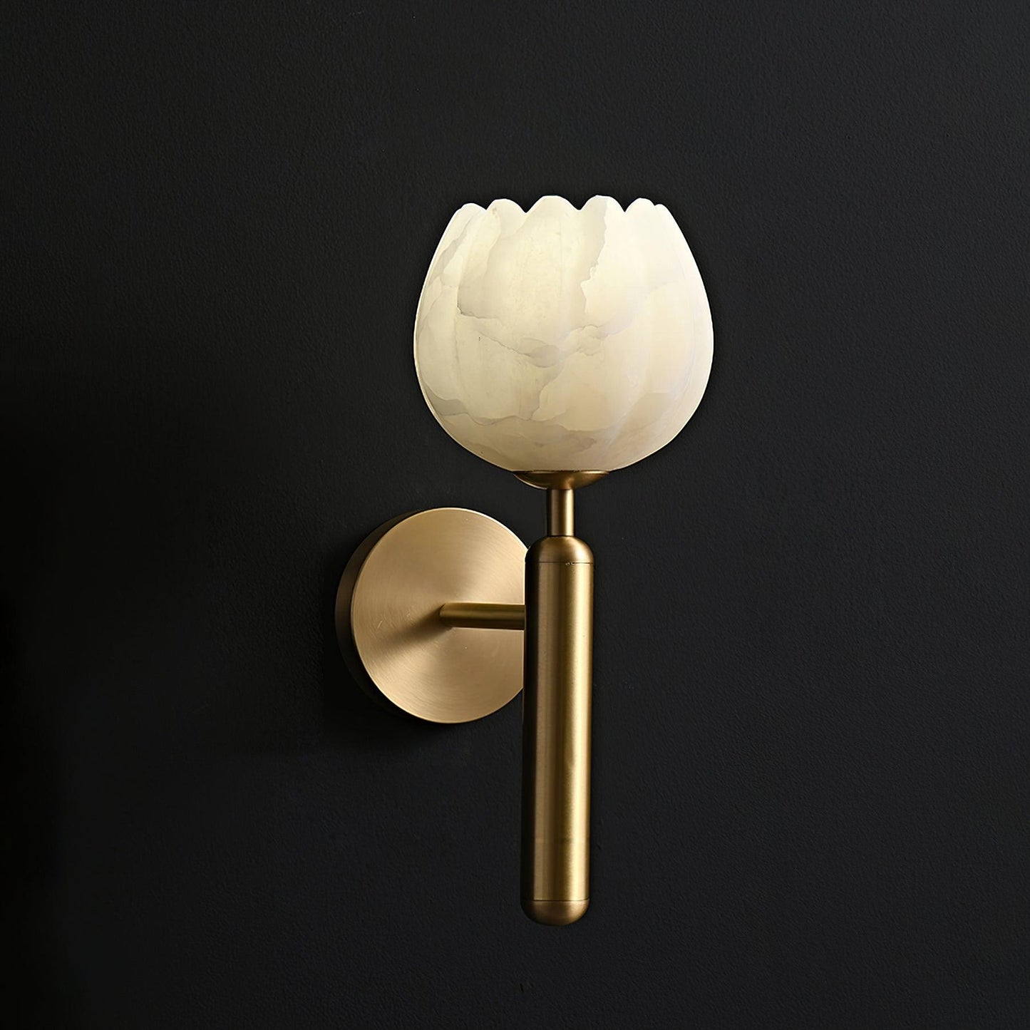 Mian – Wandlamp van Messing met Alabaster Bloem