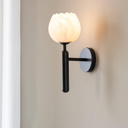 Mian – Wandlamp van Messing met Alabaster Bloem
