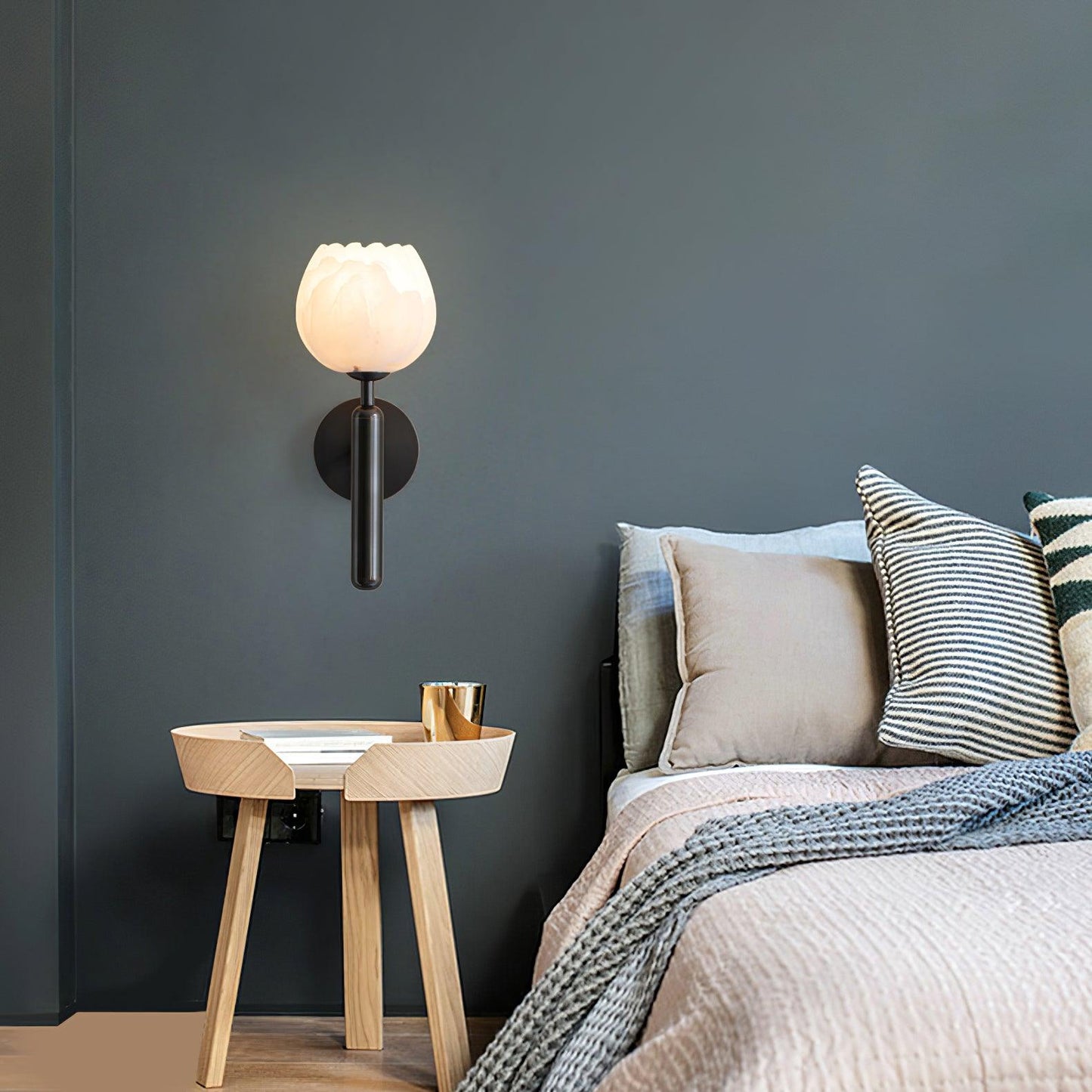 Mian – Wandlamp van Messing met Alabaster Bloem