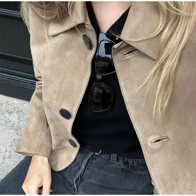 Dames Suède Jas – Korte Stijl met Knopen en Tailored Pasvorm