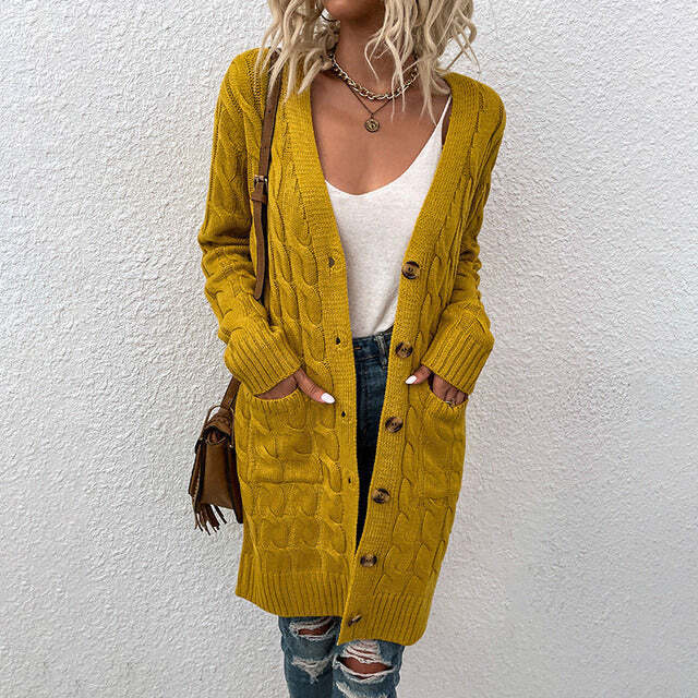 Gestrickte lange Damenjacke mit Knöpfen