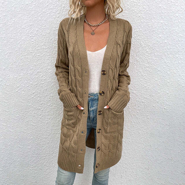 Gestrickte lange Damenjacke mit Knöpfen